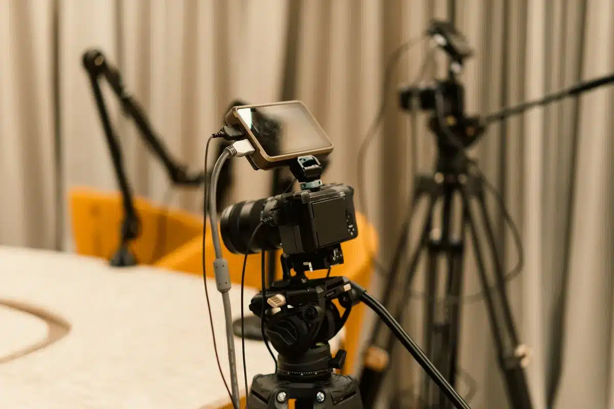 Studio de diffusion en direct avec équipements de production et caméras