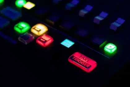 Studio de diffusion en direct avec écrans, pupitre et panélistes en discussion