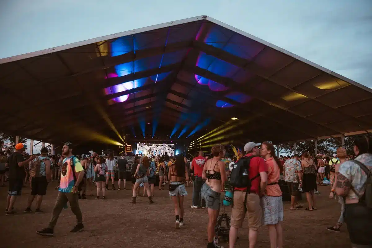 Vue aérienne d'un domaine champêtre avec scène, camping et installations festivalières