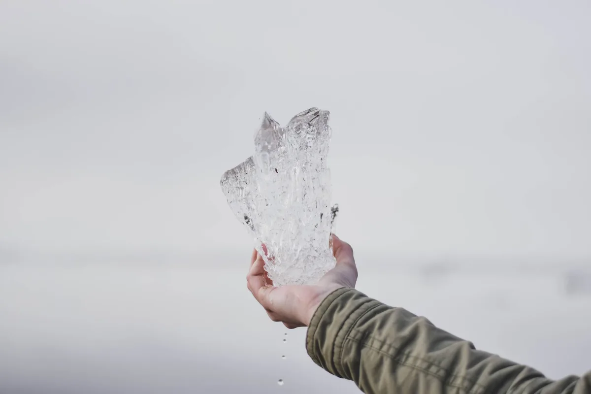 Sculpture ou objet en glace transparent illustrant un concept créatif et éphémère
