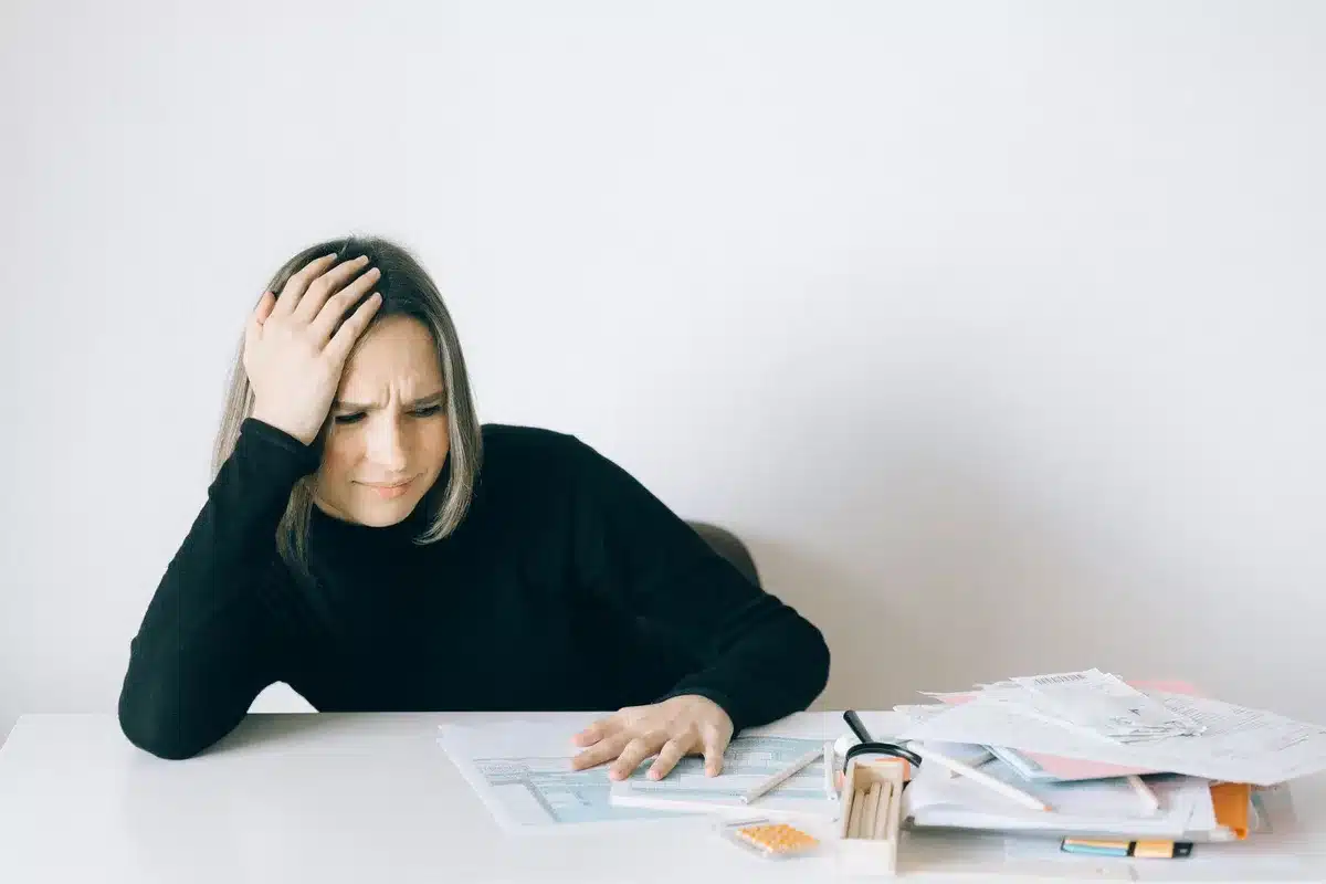 Personne stressée face à sa charge de travail et son agenda débordant