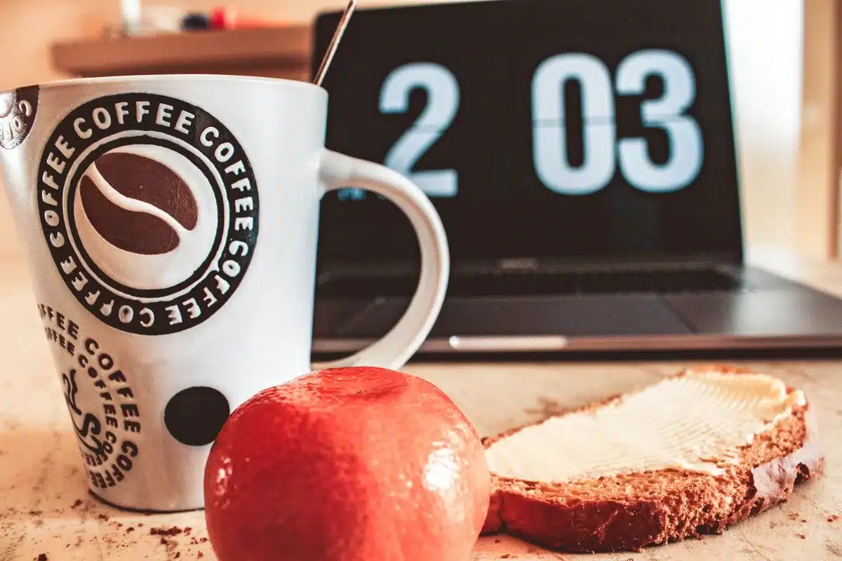 Personne prenant un café matinal dans un cadre agréable avant le travail