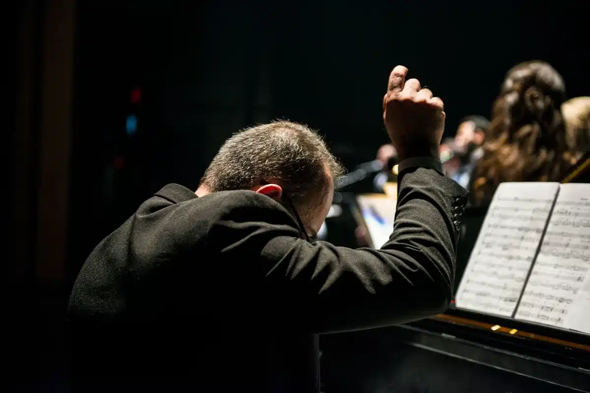 Vue d'une exposition interactive sur les musiques de jeu vidéo avec écrans et instruments