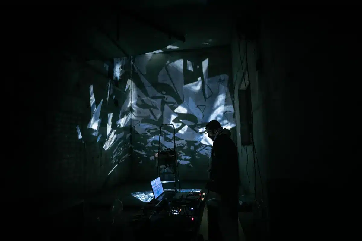 Installation sonore interactive dans un espace public avec visiteurs explorant l'exposition
