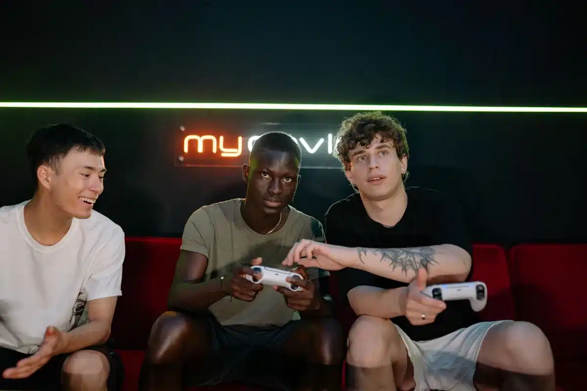 Manette de jeu vidéo illuminée en lumière néon avec scène musicale en arrière-plan