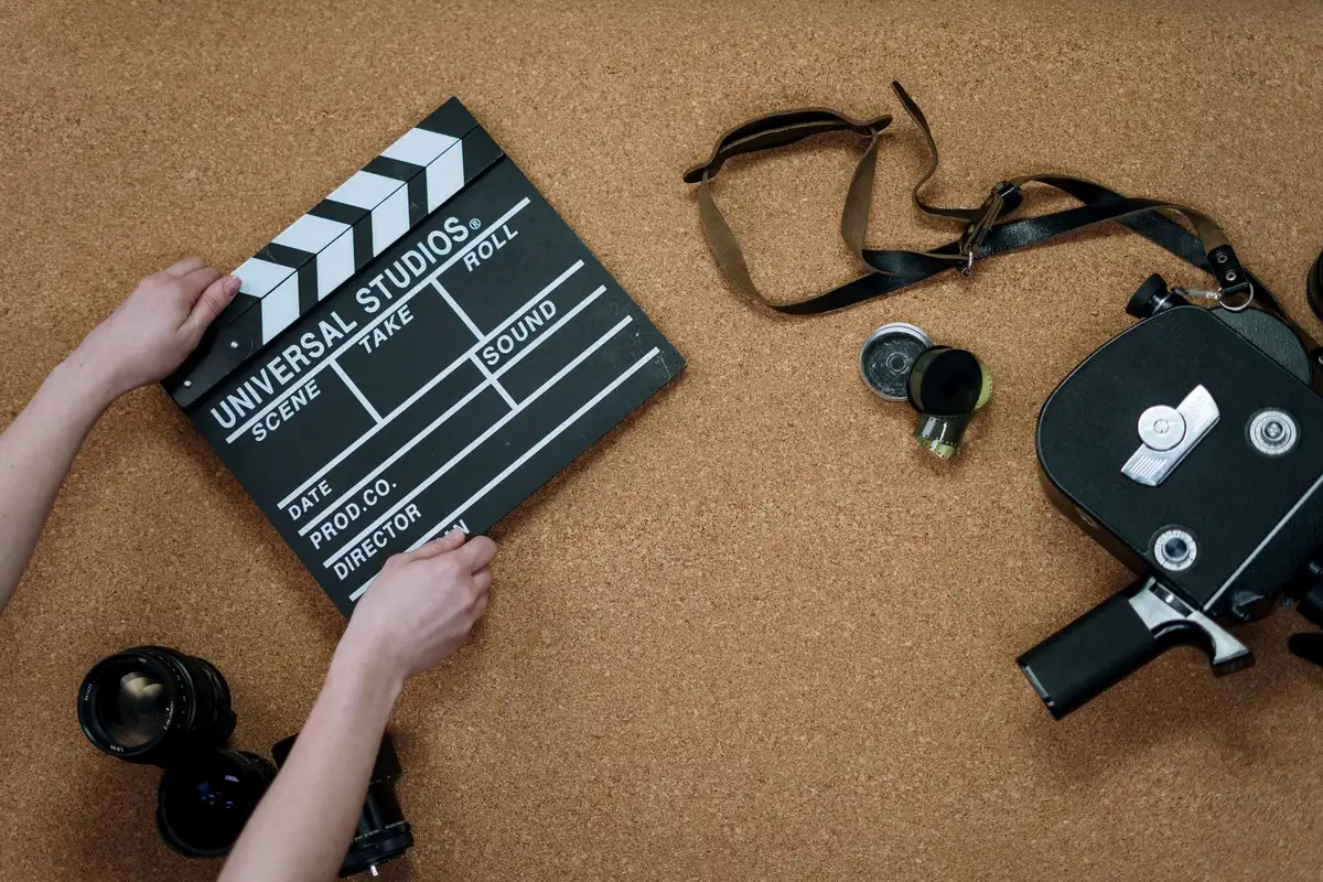 Sc&egrave;ne de tournage cin&eacute;matographique fran&ccedil;ais avec &eacute;quipe technique
