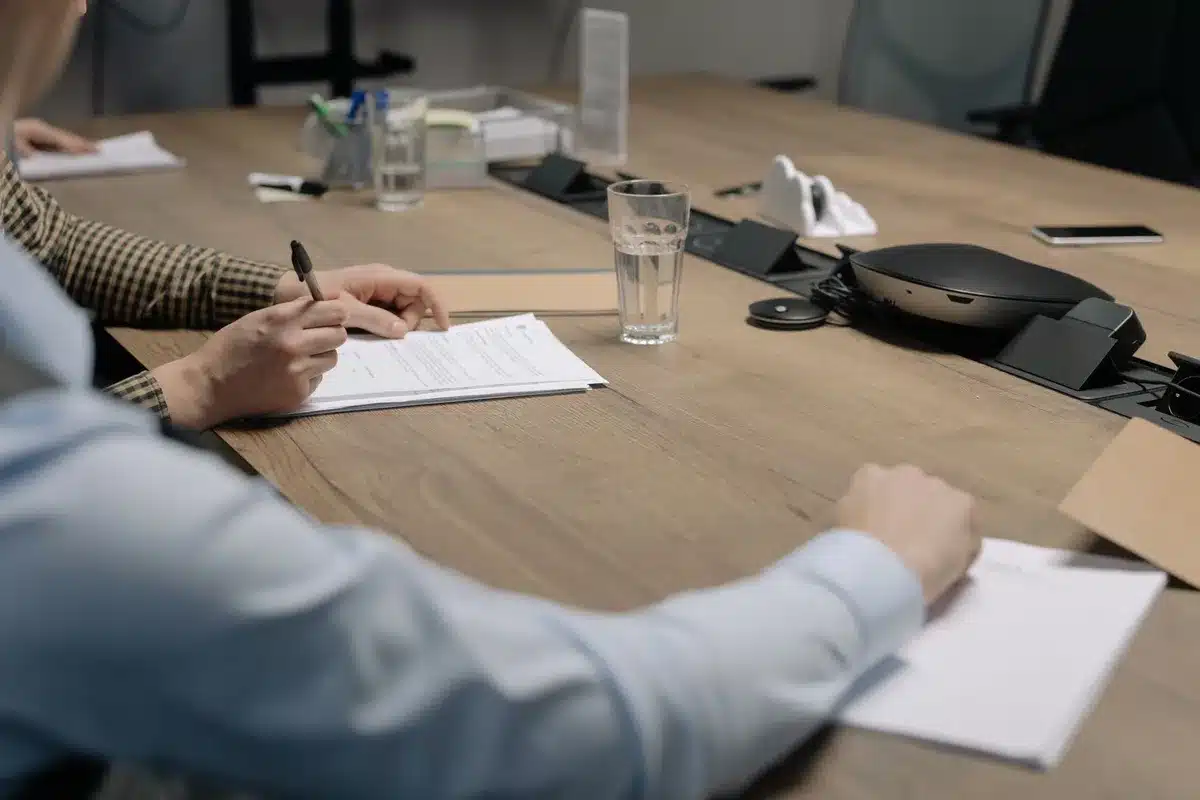 Réunion de négociation professionnelle autour d'une table