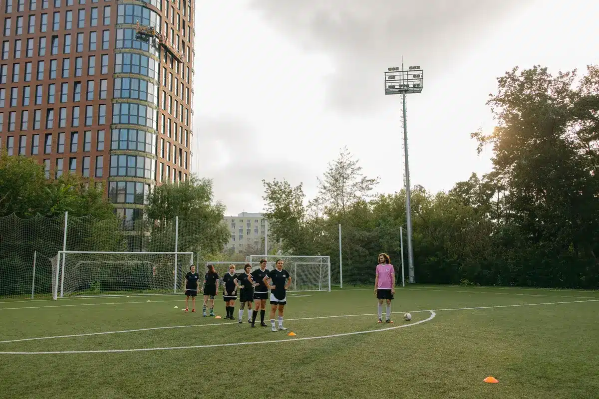 Entraîneur diriger une équipe féminine de football lors d'une séance d'entraînement