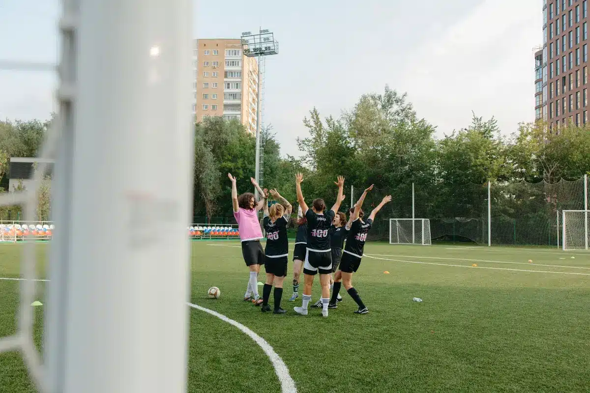 Joueuses de football féminin célébrant ensemble après un match