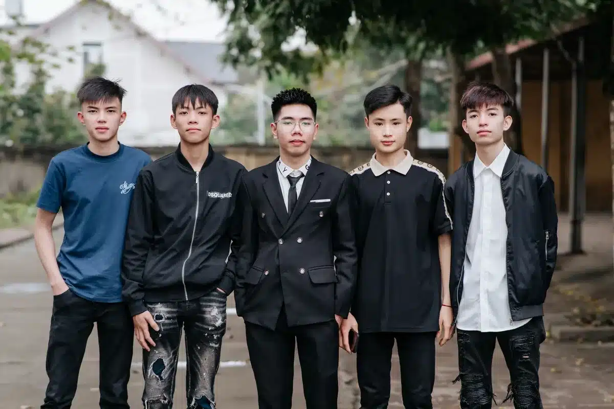 Groupe de jeunes ados en tenue élégante dans un cadre huppé, incarnant la décadence juvénile