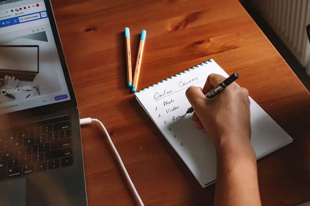 Personne suivant une formation en ligne sur son ordinateur portable