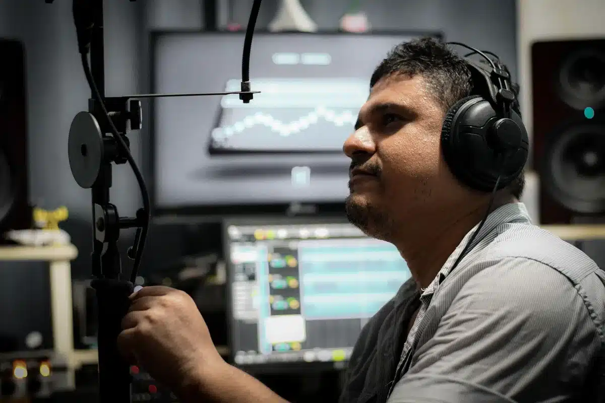 Studio d'enregistrement avec synth&eacute;tiseur et &eacute;quipement de production musicale