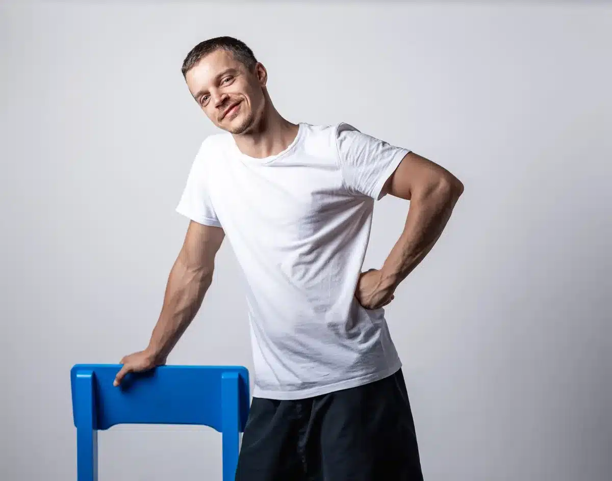 Homme portant une chemise enti&egrave;rement rentr&eacute;e dans le pantalon, cr&eacute;ant une ligne nette &agrave; la taille