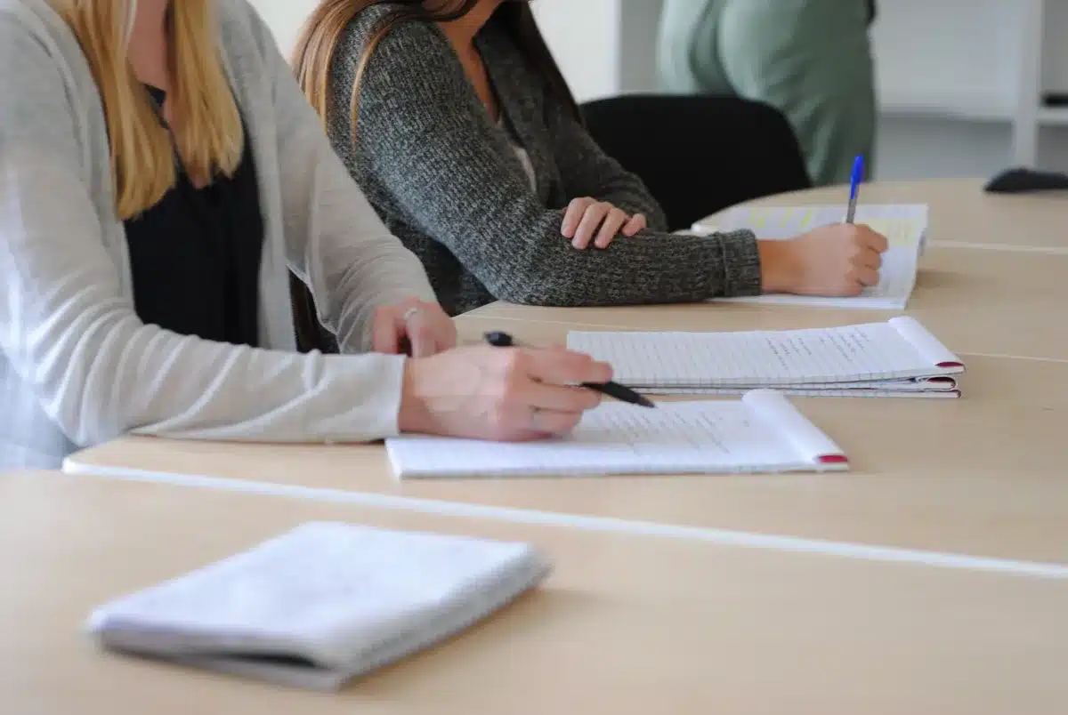 Groupe de salariés en bureau participant à une étude sur les pauses et la productivité