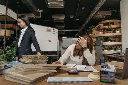 Employé de bureau se levant de son poste de travail pour faire une courte pause de marche