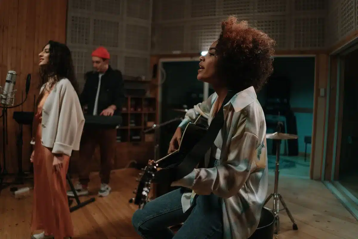 Représentation symbolique de quatre genres musicaux : hard rock, dance pop, afrobeat et k-pop
