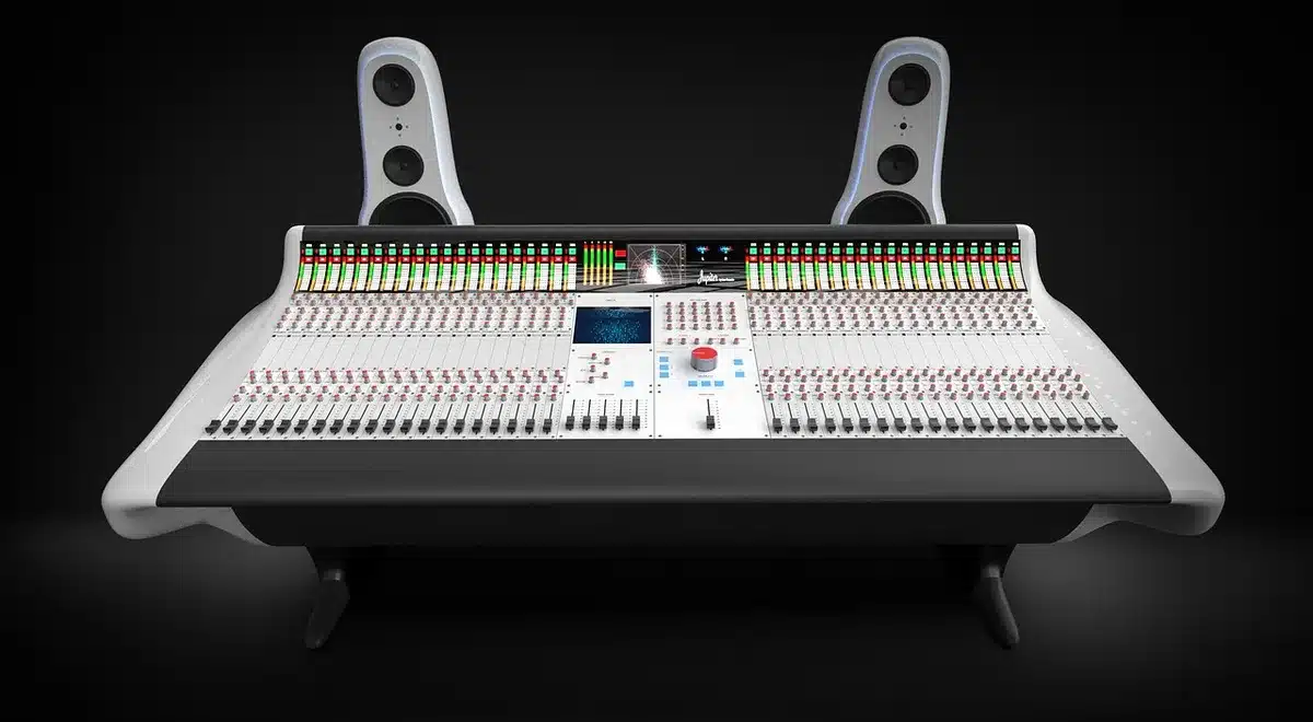 Consoles et synthés évoquant la production d'Overmono