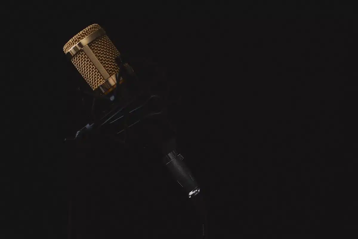 Synthétiseurs modulaires et câbles sur une table évoquant l'esthétique dark wave