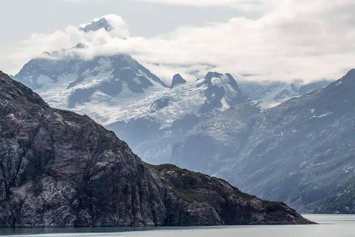 Paysage de montagne et glacier inspirant un processus créatif musical