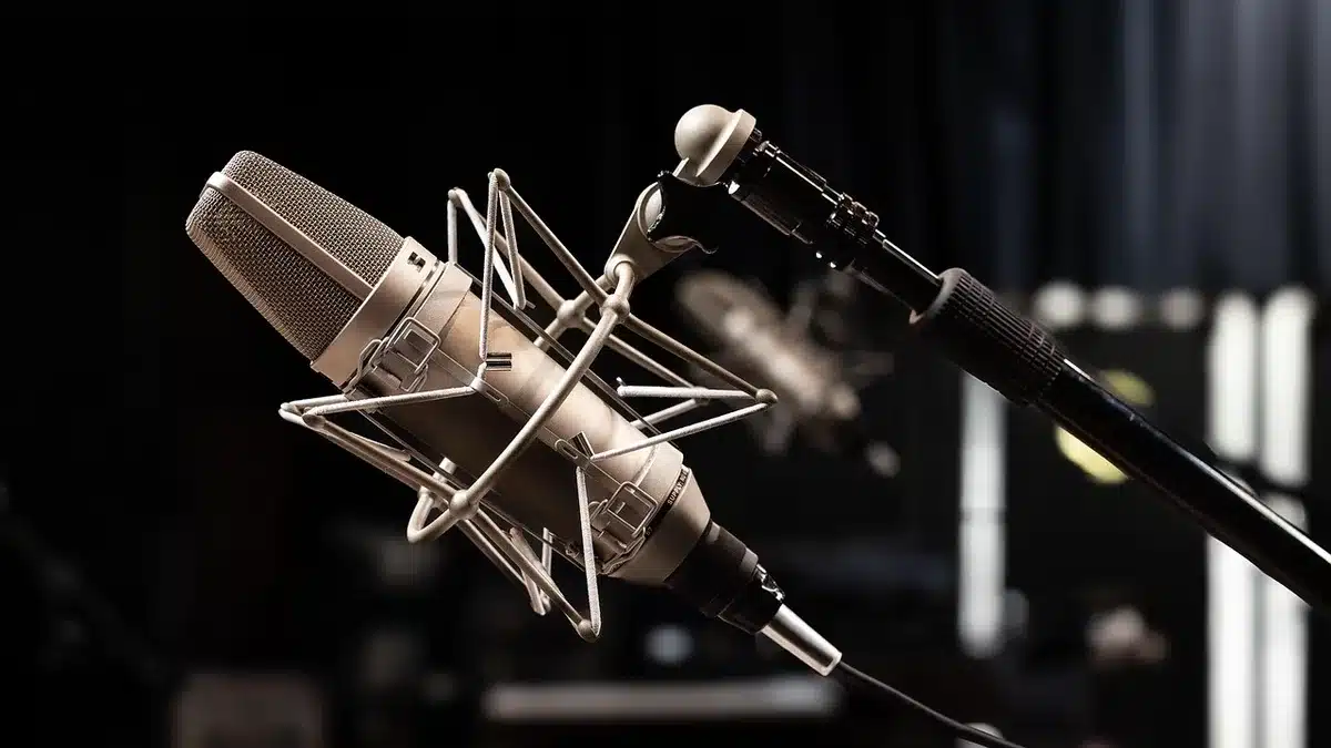Des producteurs et artistes travaillent ensemble dans un studio d'enregistrement moderne.