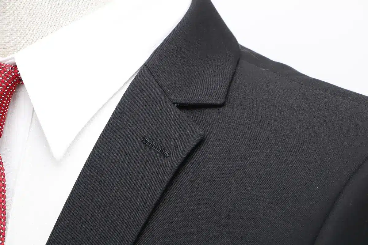 Hommes anonymes en costumes sur un tapis bleu lors d'une soirée de gala