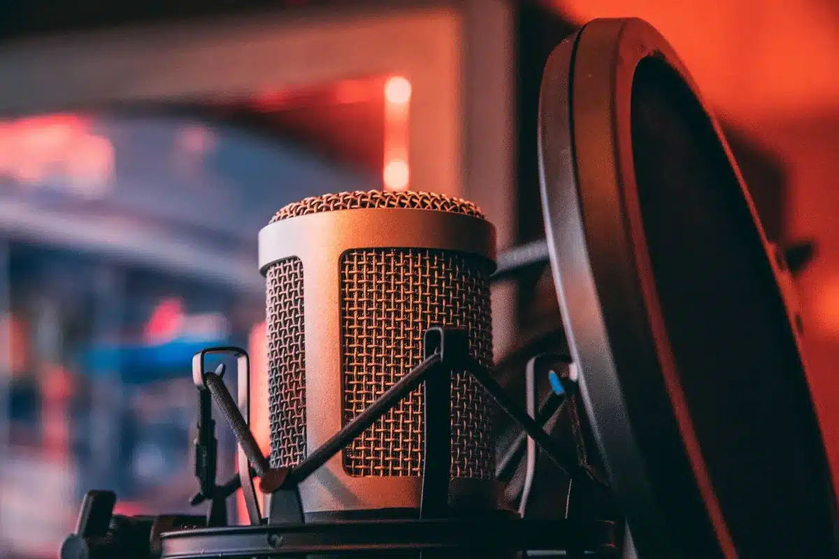 Gros plan sur une guitare et câbles en studio pendant une session live