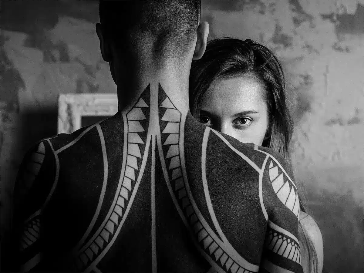 Chanteuse filmée en noir et blanc en studio, micro et ambiance intime