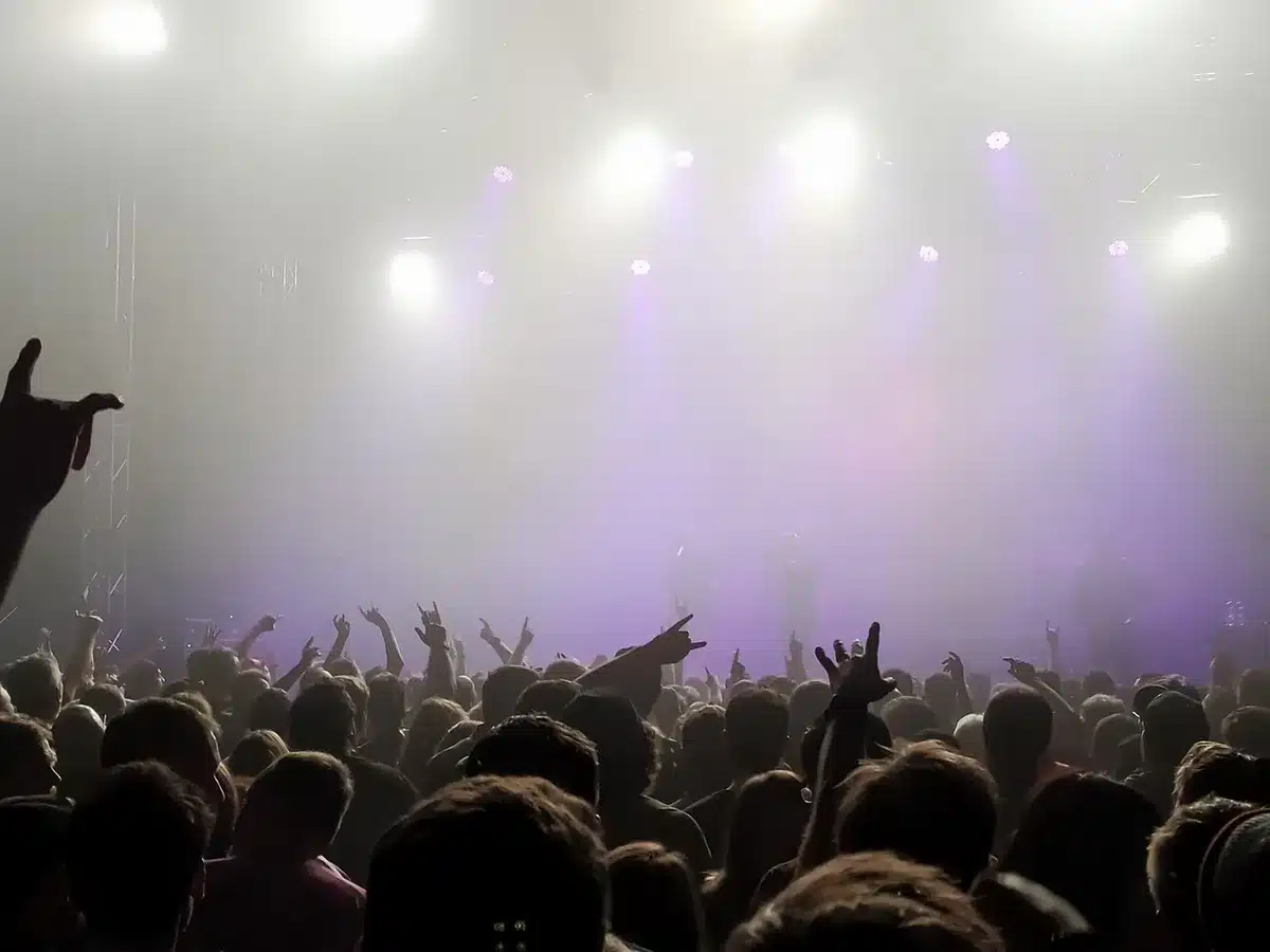 Public dans un club respectant une règle sans téléphones, ambiance proche