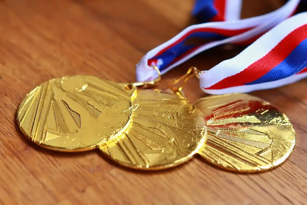 Trophées Emmy et scène de remise de prix en arrière‑plan