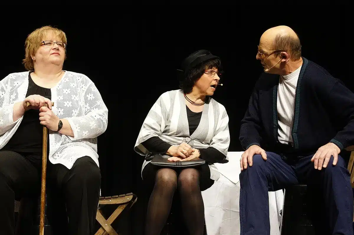 Actrice invitée acceptant un prix devant un public debout