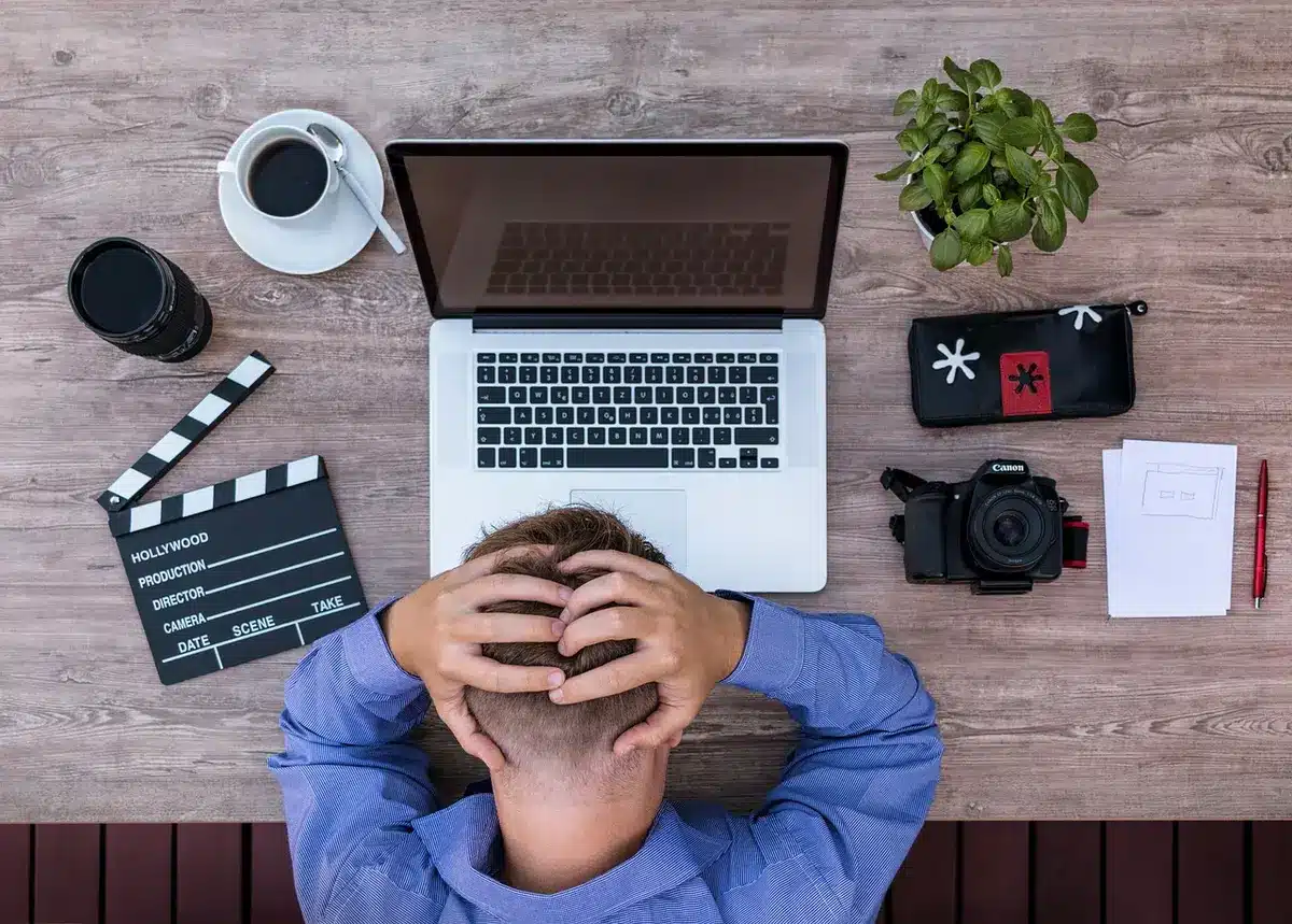 Équipe de scénaristes travaillant sur le script d'un film.