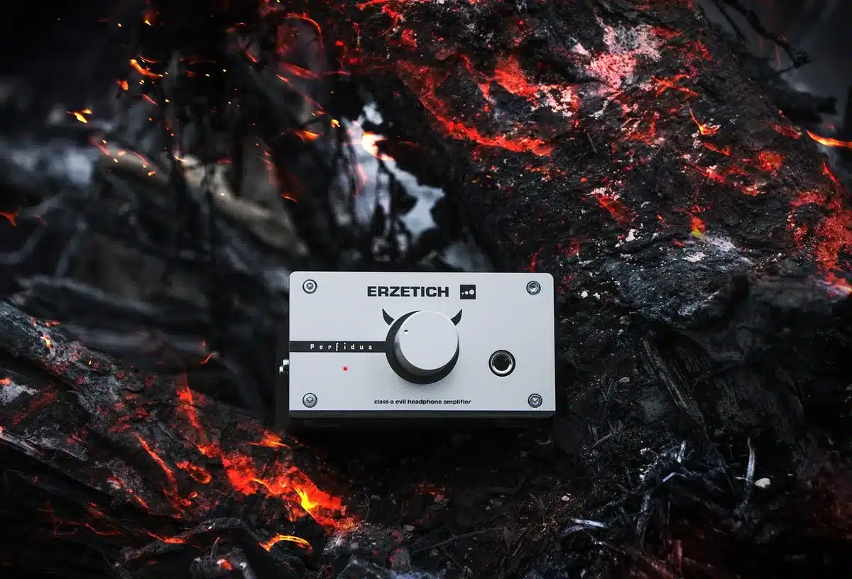 Personne écoutant de la musique au casque, ambiance introspective