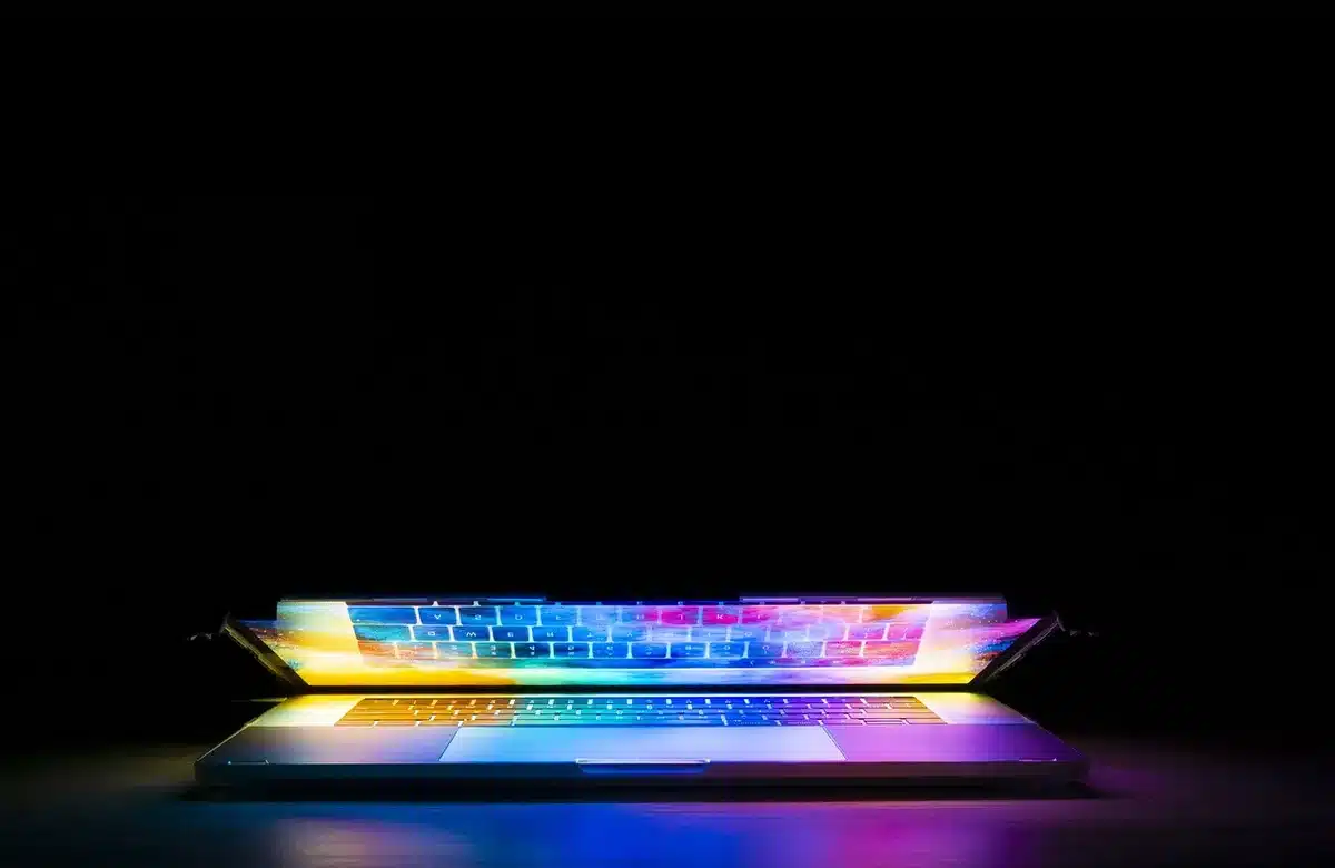 Salle d'audience moderne avec dossiers et ordinateur sur une table, silhouettes floues en arrière-plan