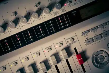 Studio de musique électronique avec synthétiseurs et images de nature sur les murs