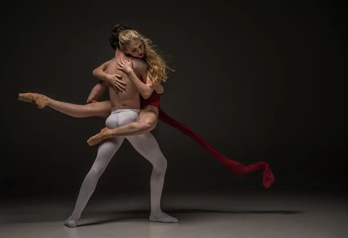 Performance sur scène mêlant chant, danse et mannequins lors d'un défilé