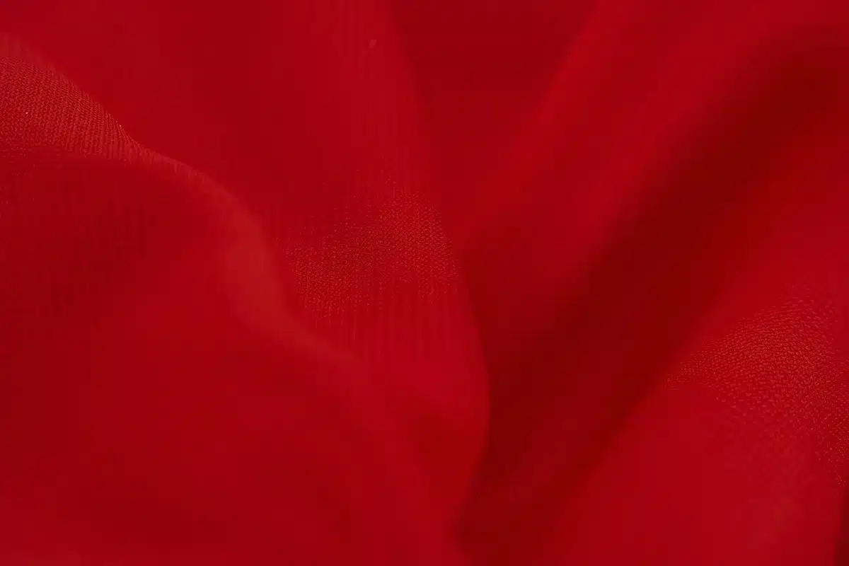 Gros plan sur tissu étiré et haut‑parleur intégré à un vêtement
