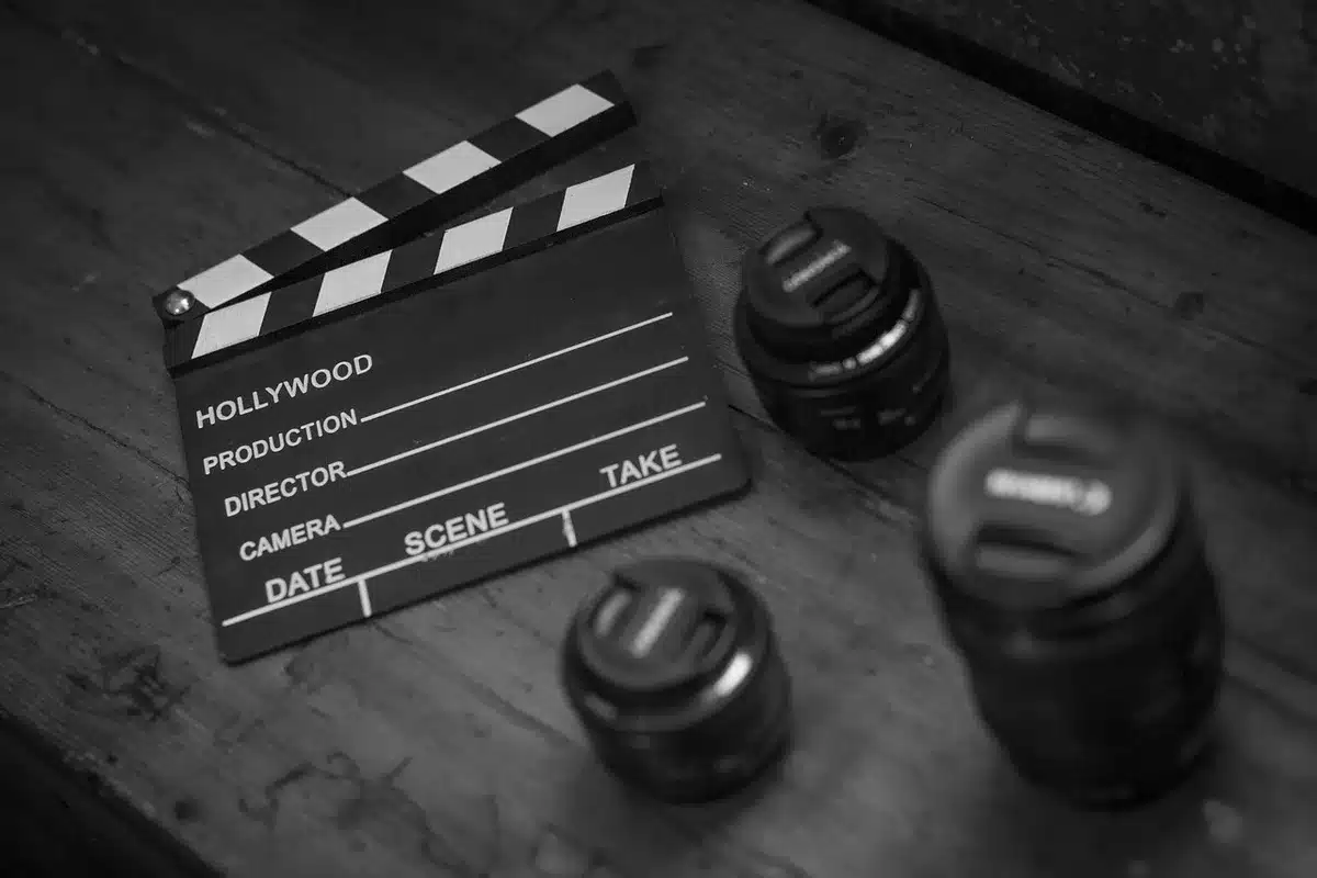 Clap de tournage sur un plateau extérieur illustrant la fin des prises de vues