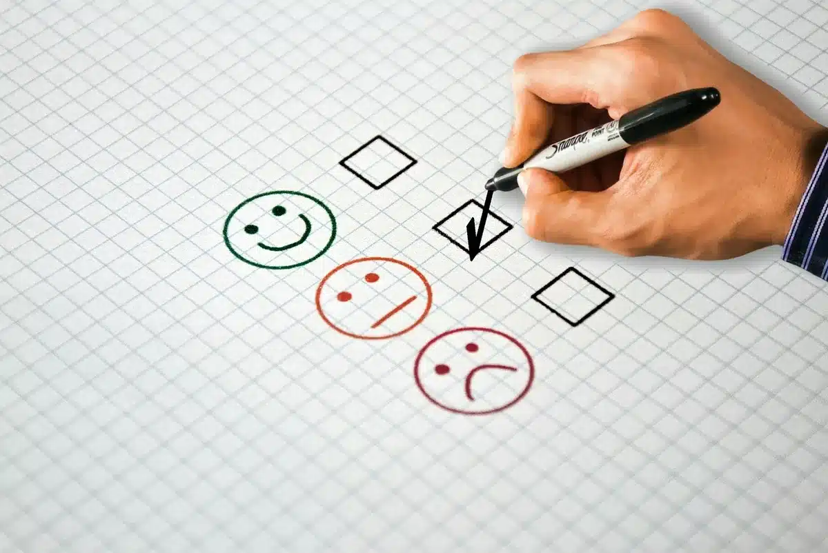 Critiques positives affichées et tableau d'audience faible