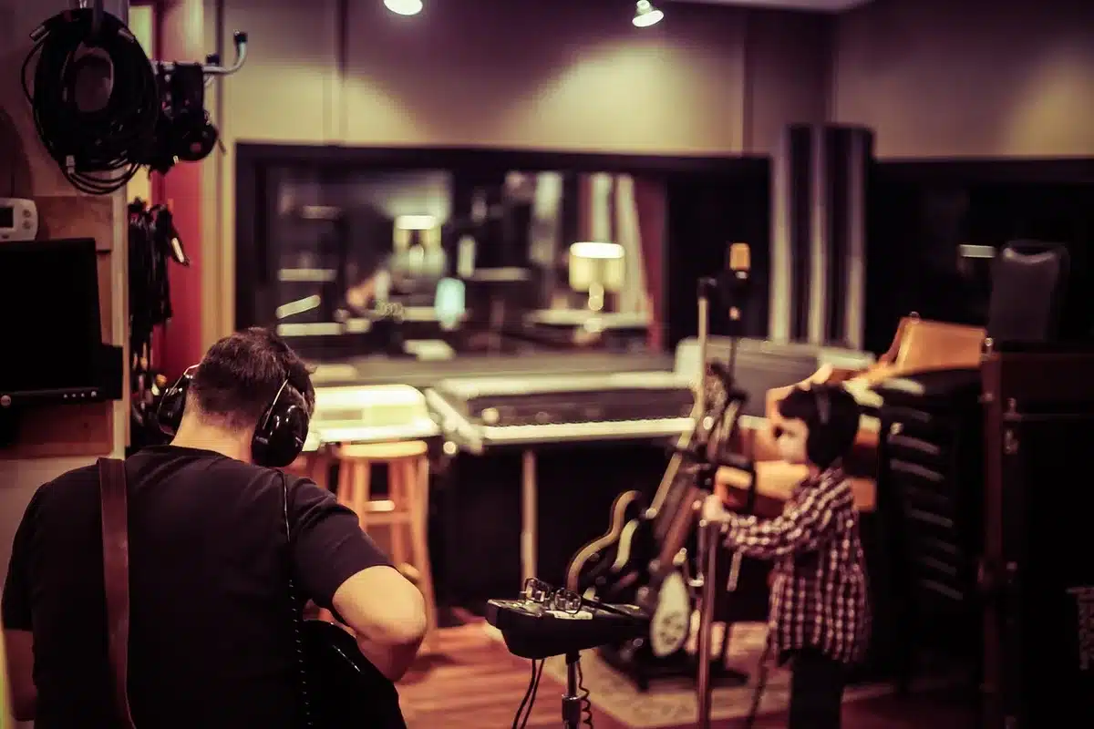 Studio d'enregistrement avec plusieurs comédiens voix autour d'un micro