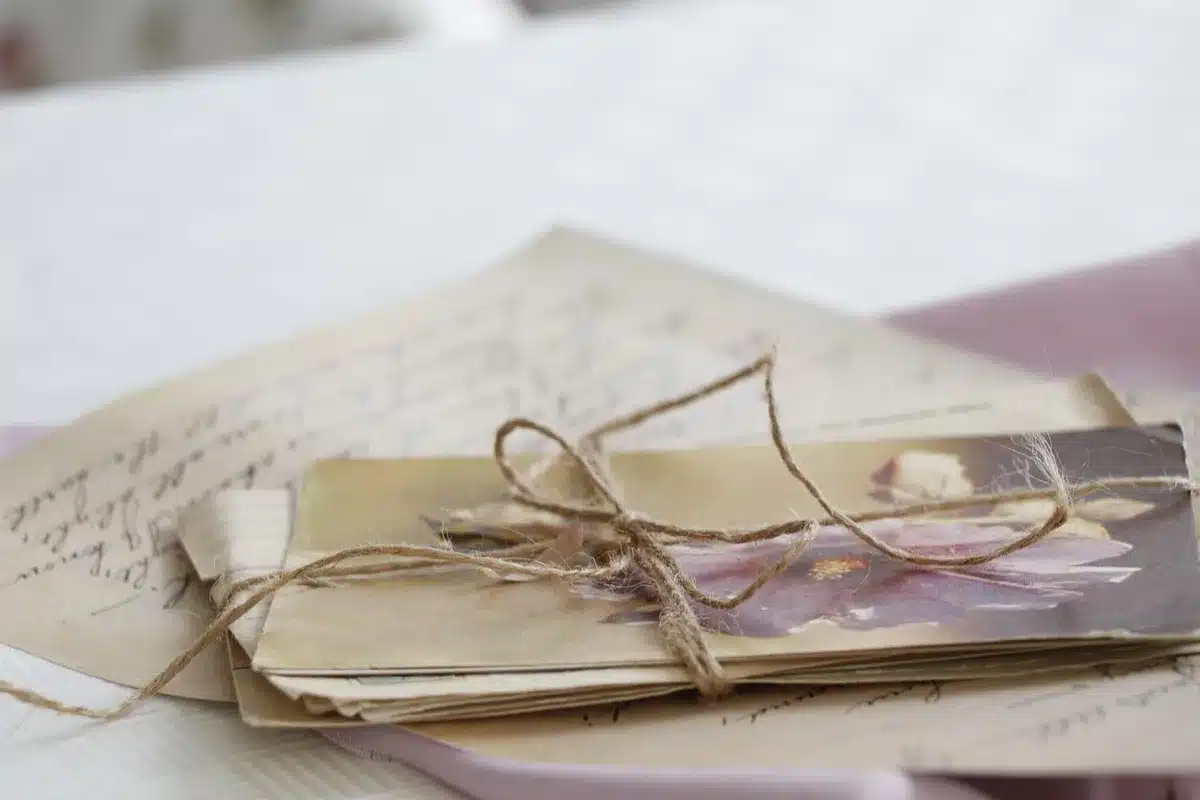 Dossiers juridiques empilés et documents de tribunal illustrant la plainte