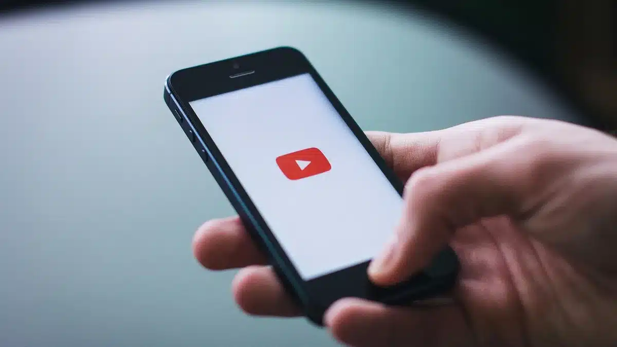 Fil de vignettes de courtes vidéos sur un smartphone illustrant la popularité des micro-dramas