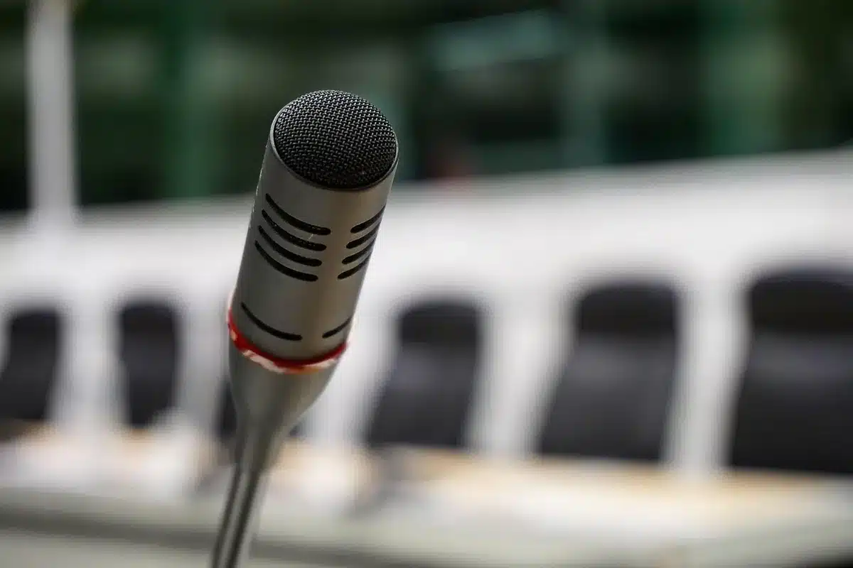 Professionnels de la musique échangeant lors d'un salon