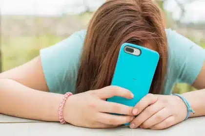 Mains anonymes contrôlant des paramètres parentaux sur un smartphone et une tablette