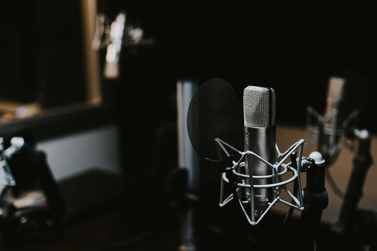 Microphone et casque dans un studio évoquant témoignages et santé mentale