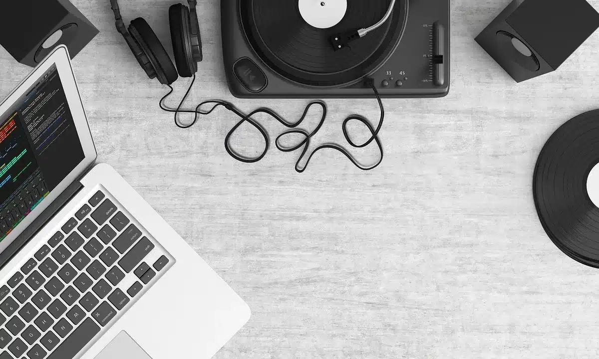 Platines et vinyles en coulisses illustrant le métier de DJ
