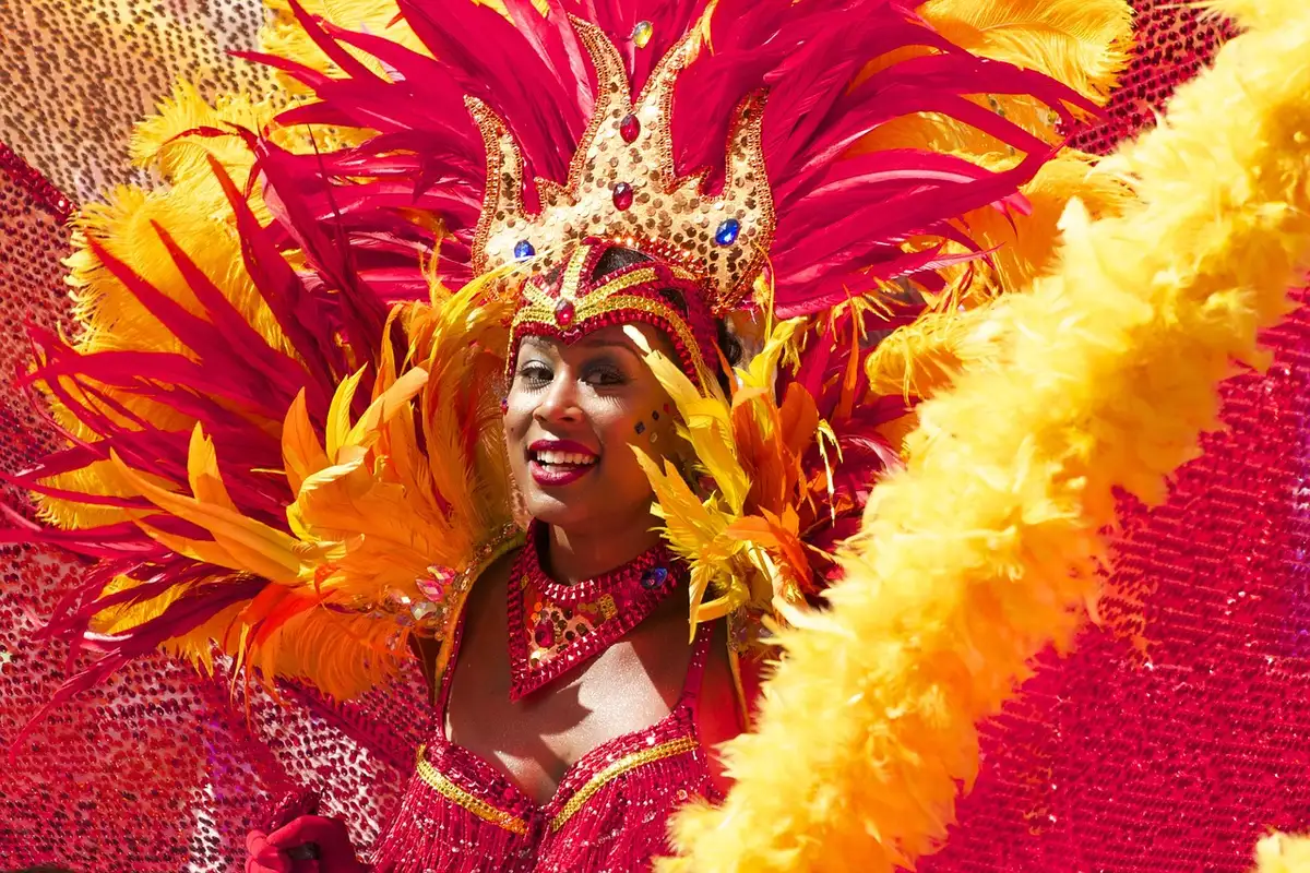 Participants en tenues extravagantes avec accessoires colorés, lunettes fluo et paillettes.
