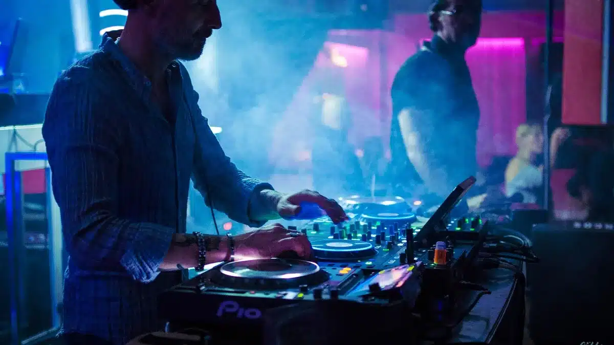 Foule de danseurs dans un club lors d'une session de musique électronique