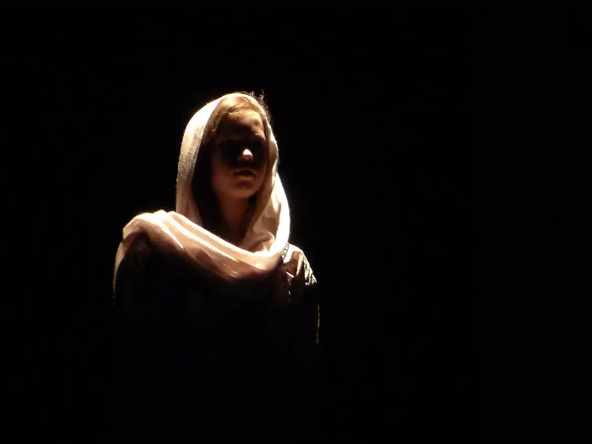 Coulisses d'une audition avec une actrice lisant un texte