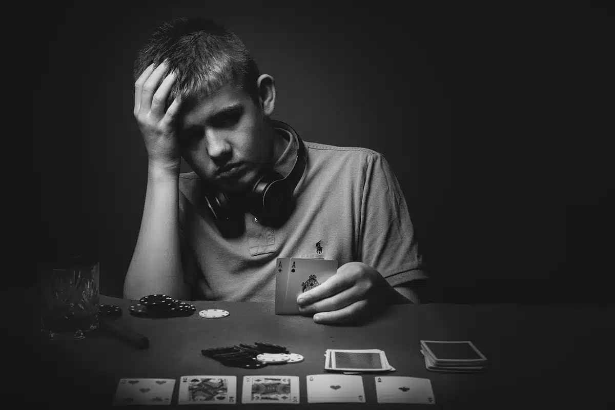 Portrait dramatique d'un jeune acteur ado en lumière sombre
