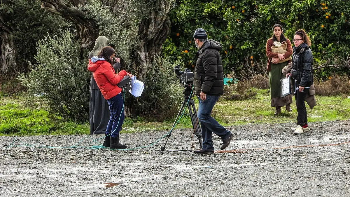 Équipe de production sur un plateau de tournage cinématographique
